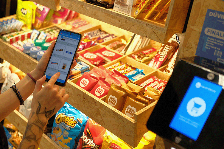 Cliente comprando produtos no mini mercado lojas próprias Smart break via aplicativo.
